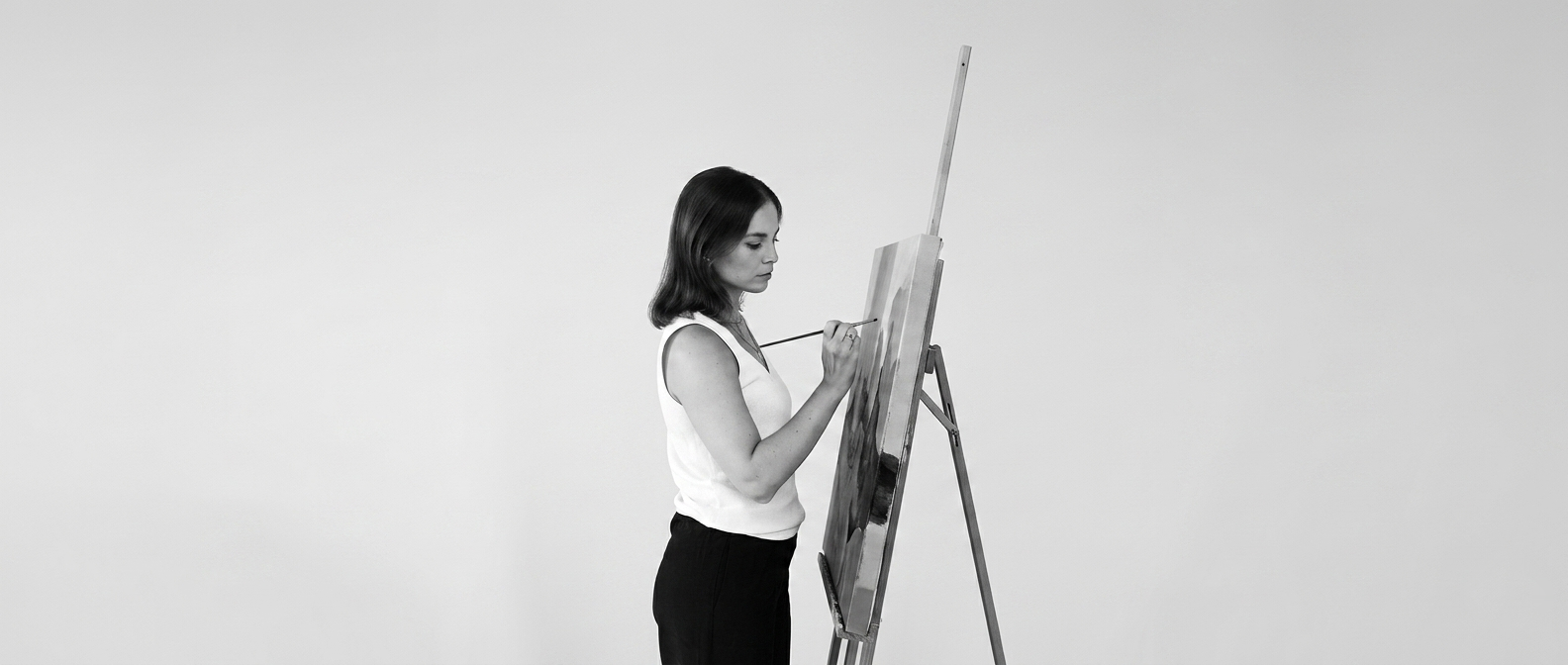 Fátima Sánchez pintando en el estudio